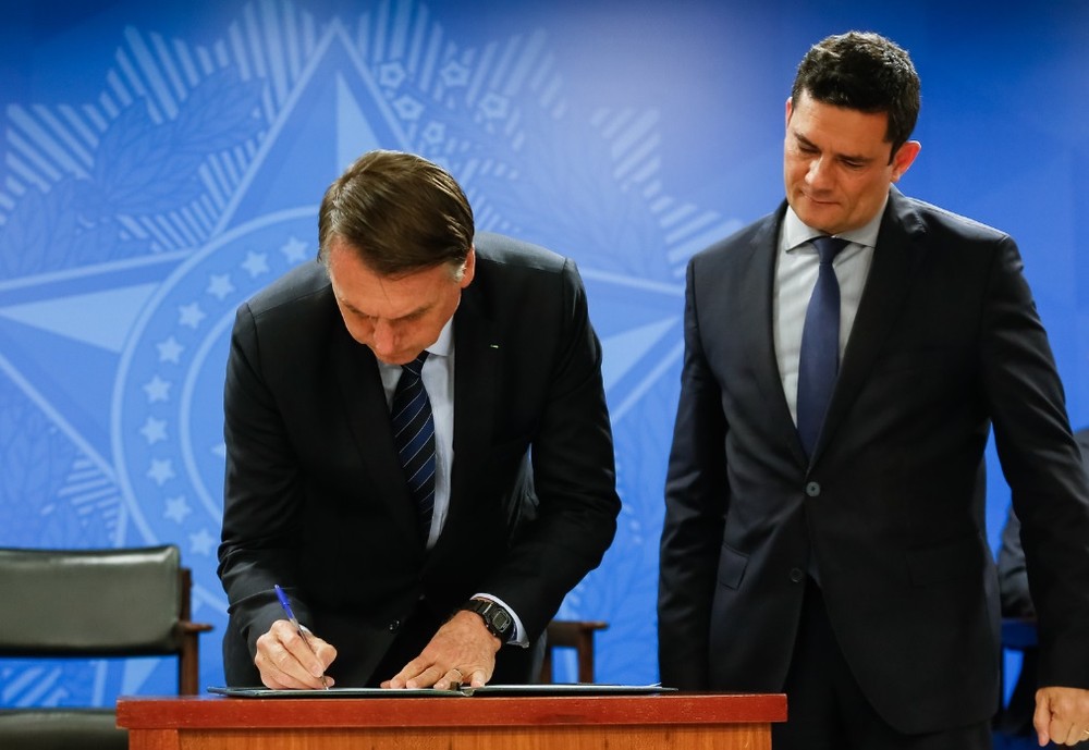 Jair Bolsonaro assina a Medida Provisória